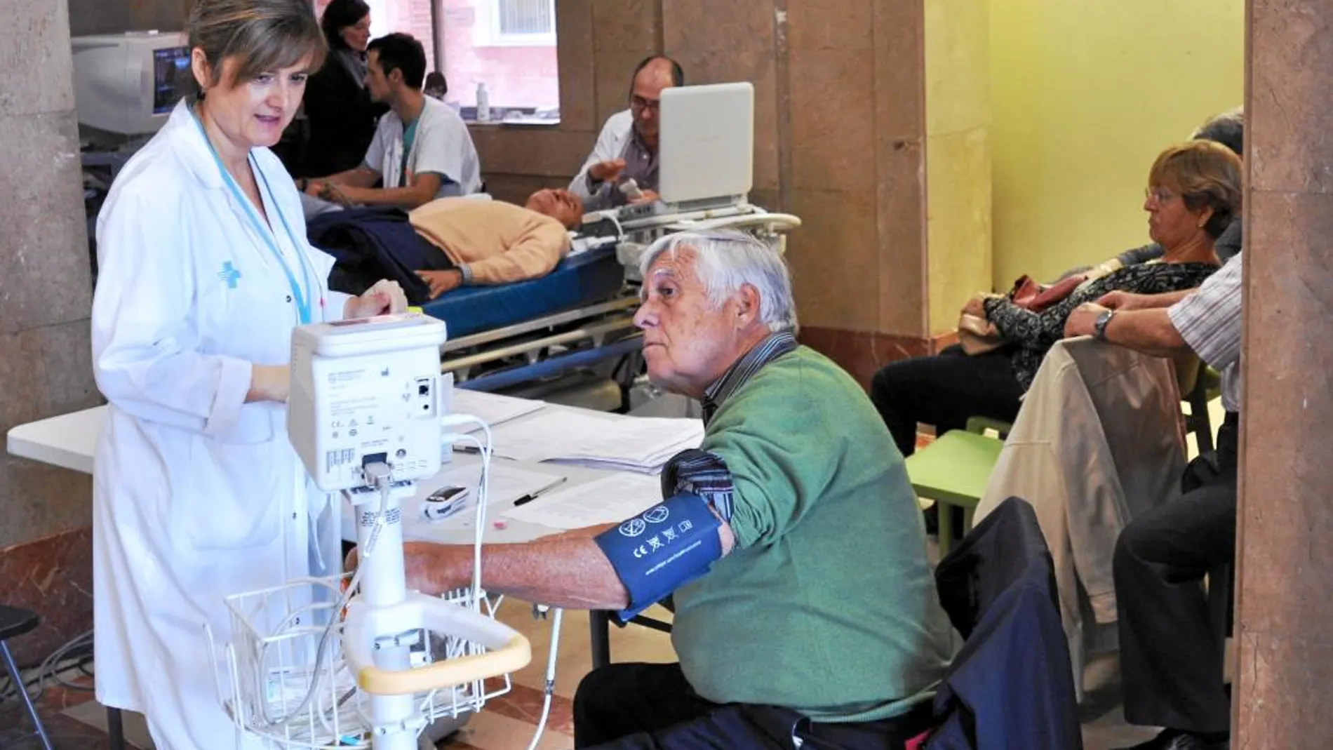 El Hospital de Bellvitge realizó ayer pruebas gratuitas de salud con motivo del Día Mundial del Ictus