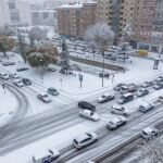 Temporal de nieve en la capital burgalesa, donde el temporal de nieve ha obligado a cerrar al tráfico junto a otros tramos viarios de Palencia y León