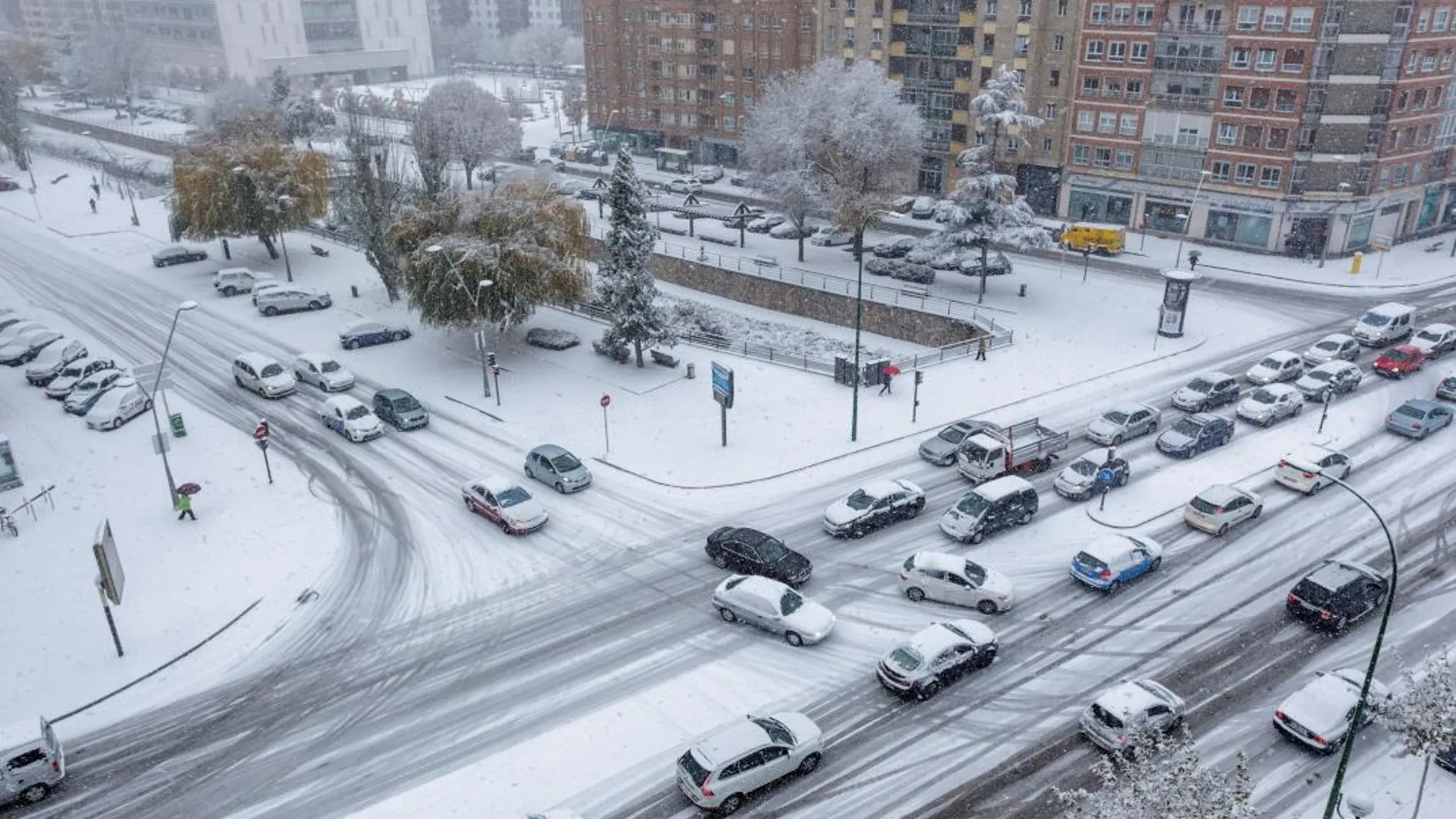 Temporal de nieve en la capital burgalesa, donde el temporal de nieve ha obligado a cerrar al tráfico junto a otros tramos viarios de Palencia y León
