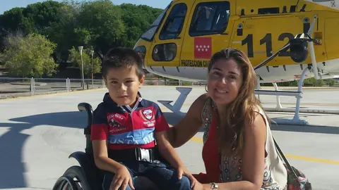 Juan, junto a su madre.