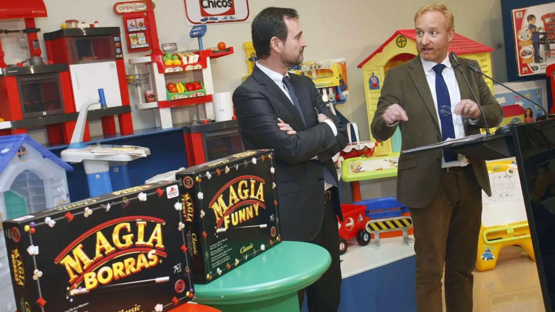 El presidente de la Oficina de Armonización del Mercado Interior (OAMI), Antonio Campinos (d), y el presidente de la Asociación Española y Europea de Fabricantes de Juguetes, José Antonio Pasto.