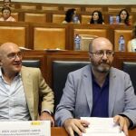 El presidente Jesús Julio Carnero junto a Félix Barajas Villlaluenga, subdirector general de las Familias