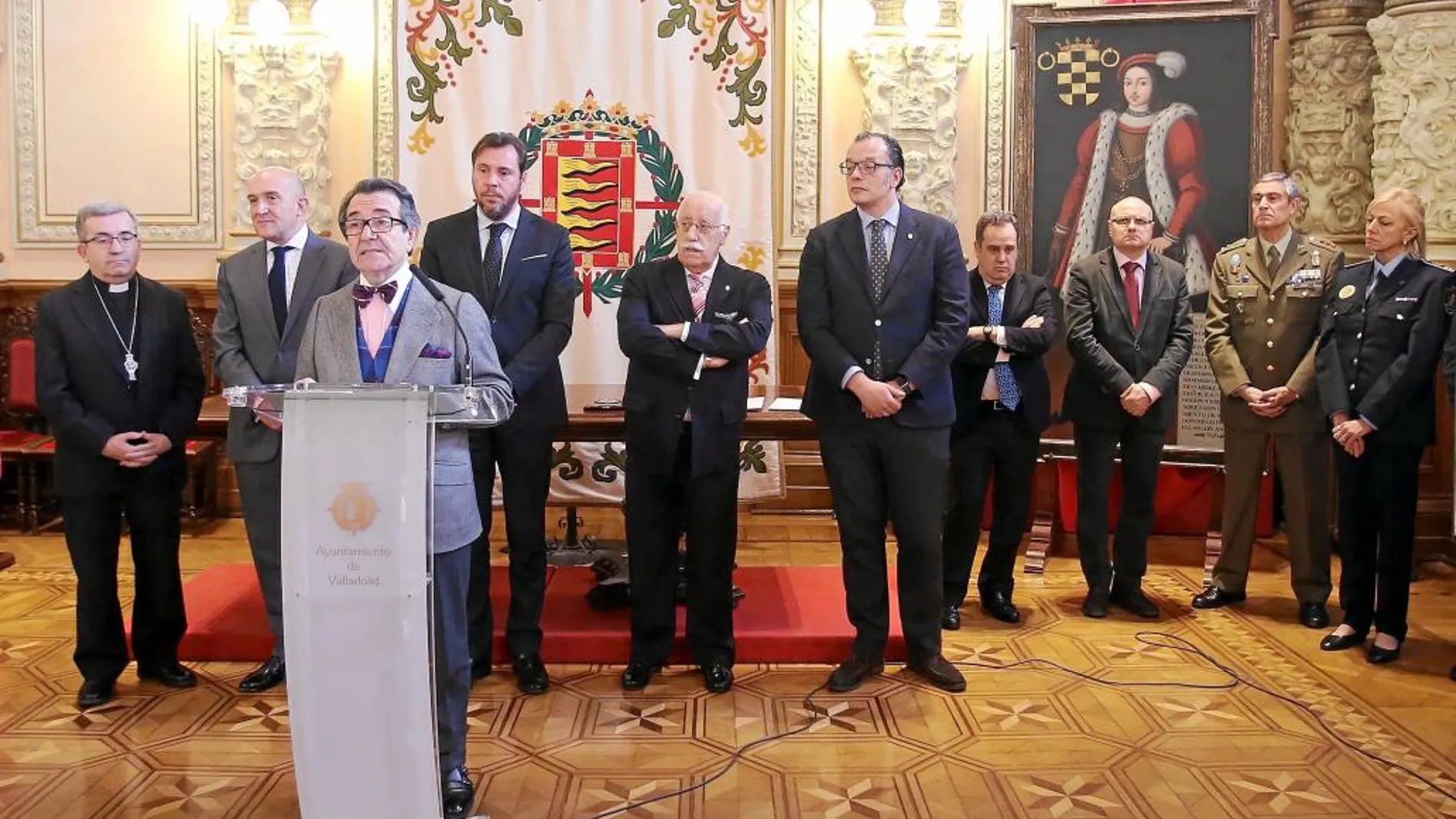 Enrique Cornejo interviene en el acto en presencia de Argüello, Carnero, Óscar Puente y Felipe Esteban, entre otros