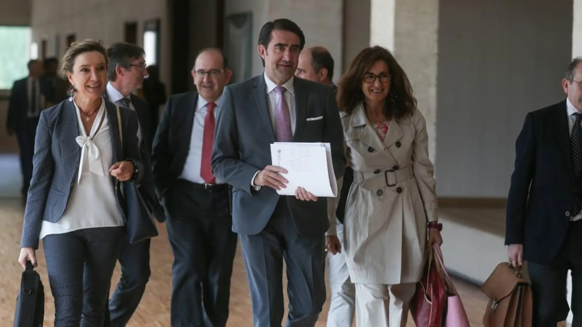 Juan Carlos Suárez-Quiñones con miembros de su equipo de Fomento y Medio Ambiente, momentos antes de explicar los Presupuestos de su Consejería en las Cortes