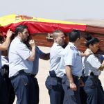 El féretro con el cuerpo del español Ignacio Echeverría, fallecido el sábado pasado en los atentados de Londres, a su llegada hoy a la base aérea de Torrejón de Ardoz en un avión militar.