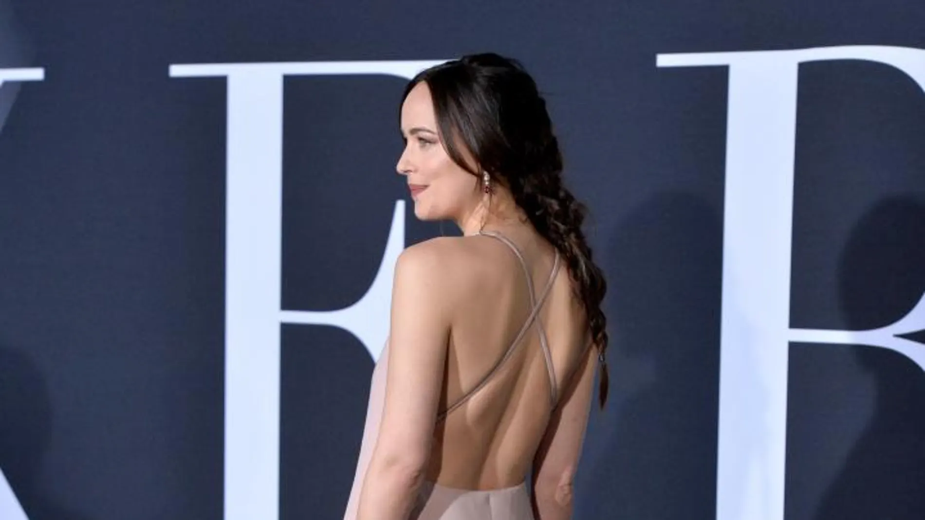 El espectacular escote de Dakota Johnson en el estreno de «50 sombras más oscuras»