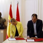 La presidenta de la Comunidad de Madrid, Cristina Cifuentes (i), y el portavoz de Ciudadanos en la Asamblea de Madrid, Ignacio Aguado (d), firman el acuerdo.