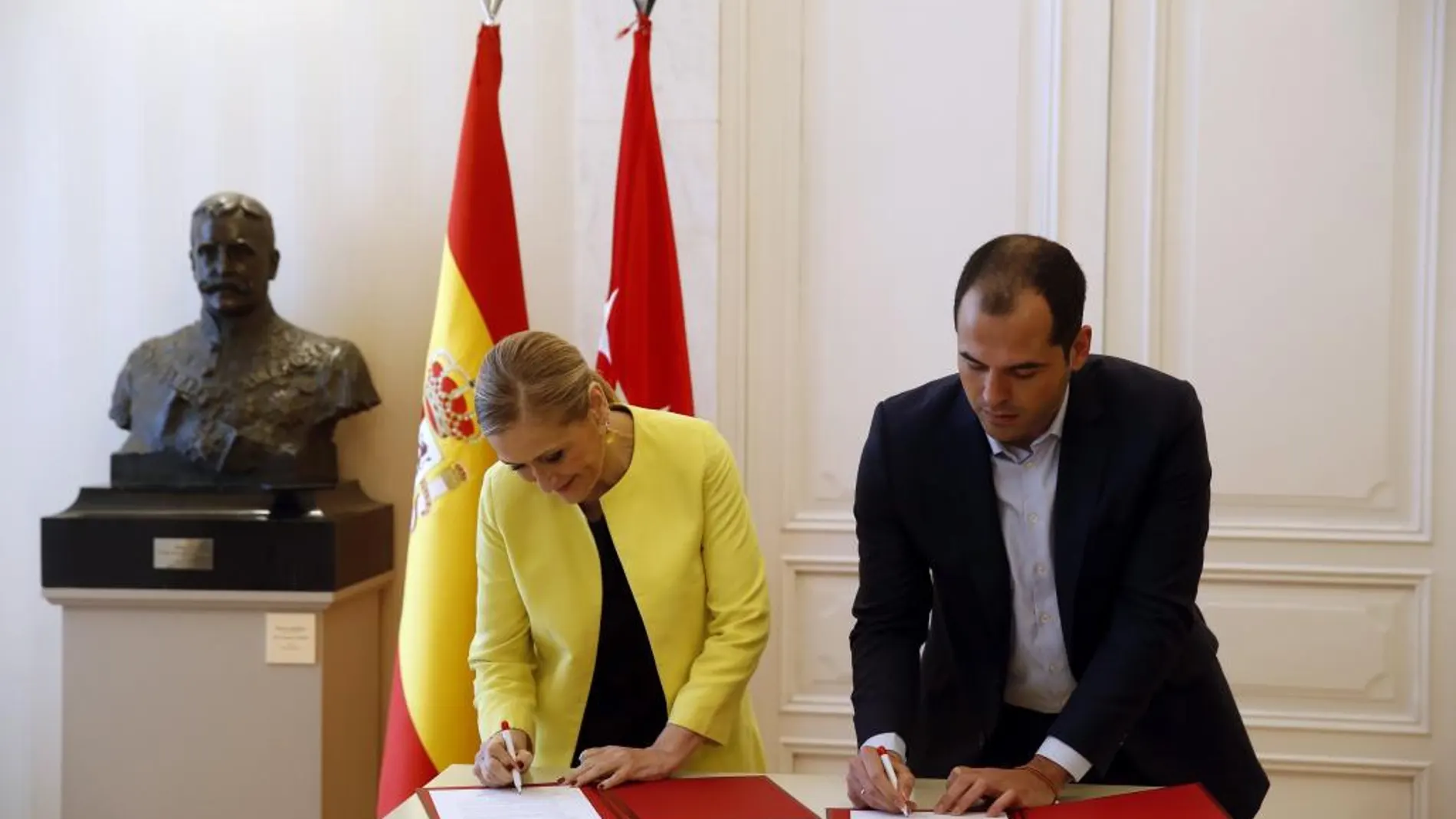 La presidenta de la Comunidad de Madrid, Cristina Cifuentes (i), y el portavoz de Ciudadanos en la Asamblea de Madrid, Ignacio Aguado (d), firman el acuerdo.