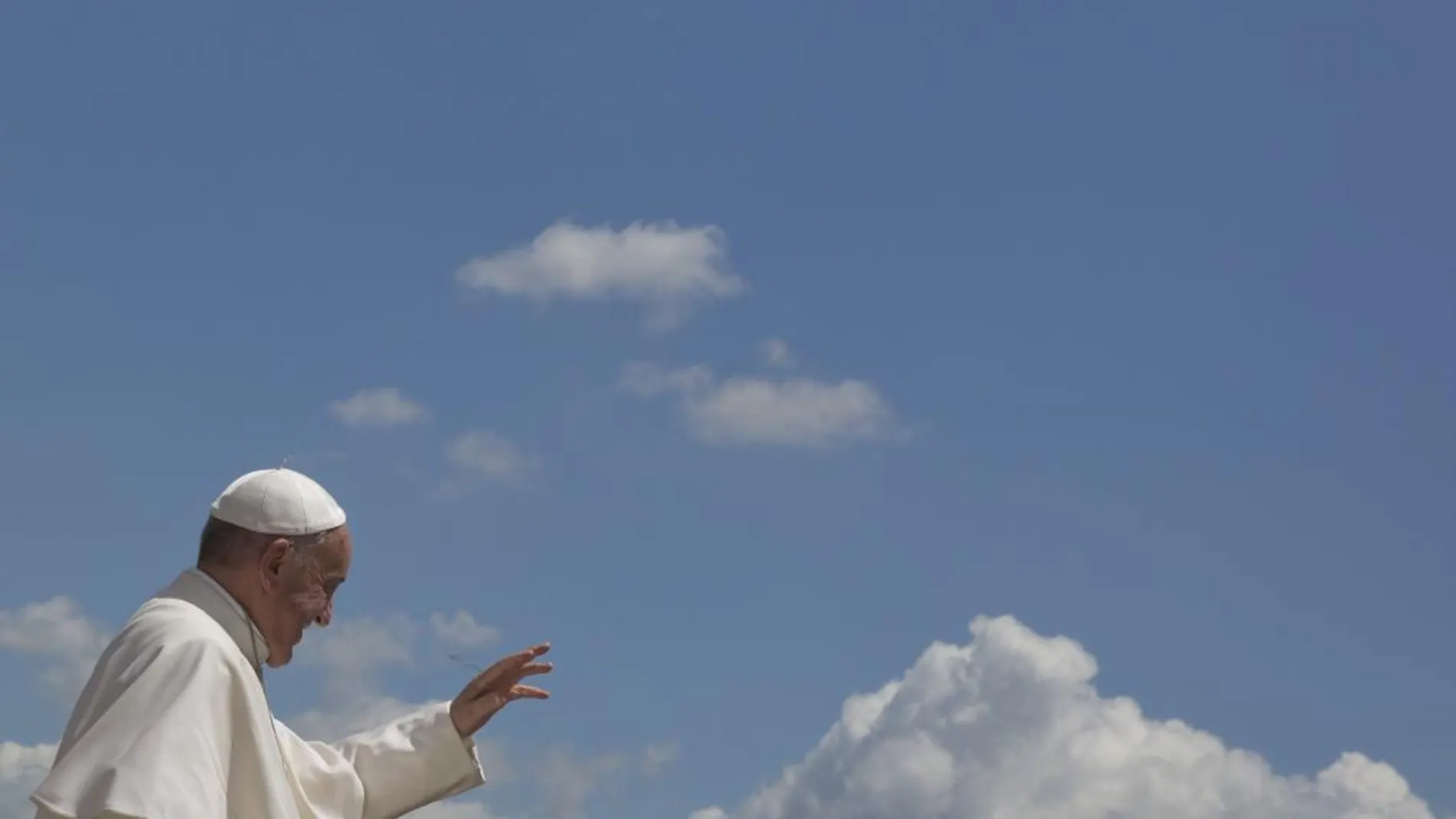 Pope Francis, ayer al terminar la audiencia de los miércoles en la Plaza de San Pedro