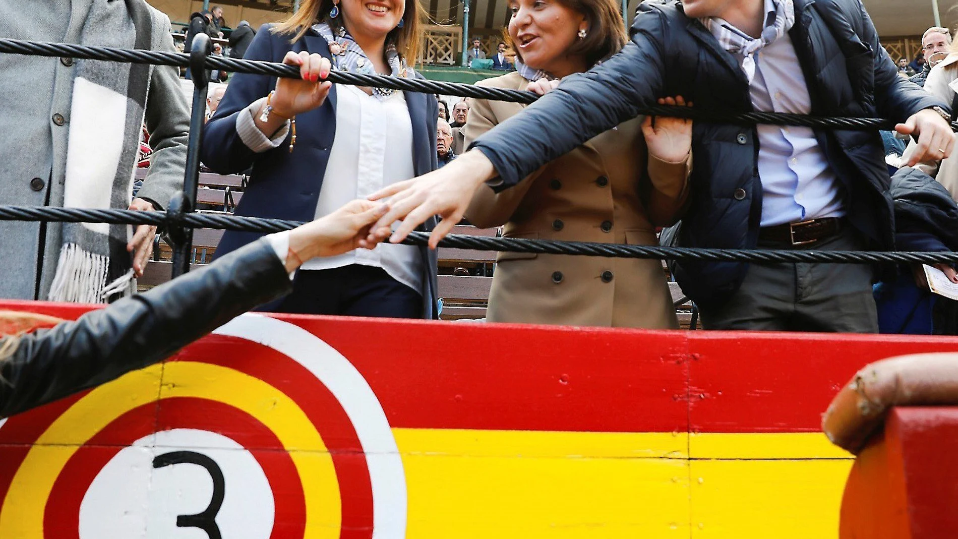 El presidente del PP, Pablo Casado, acompañado por la presidenta del PPCV, Isabel Bonig, en la plaza de toros de Valencia