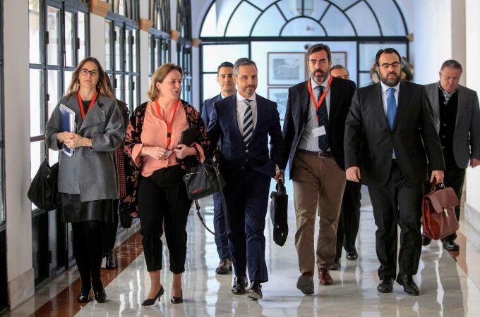 El consejero de Hacienda, Industria y Energía, Juan Bravo, con su equipo / Foto: Manuel Olmedo