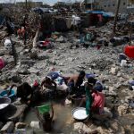 Familias haitianas lavan la ropa en los charcos de la calle