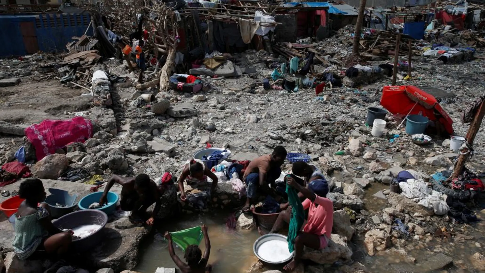 Familias haitianas lavan la ropa en los charcos de la calle