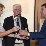 Carlos Fernández Carriedo (D), entrega un premio a Mercedes Renedo (I) y Juan Angel Ledesma (C), de Clínica Dental Ledesma Renedo