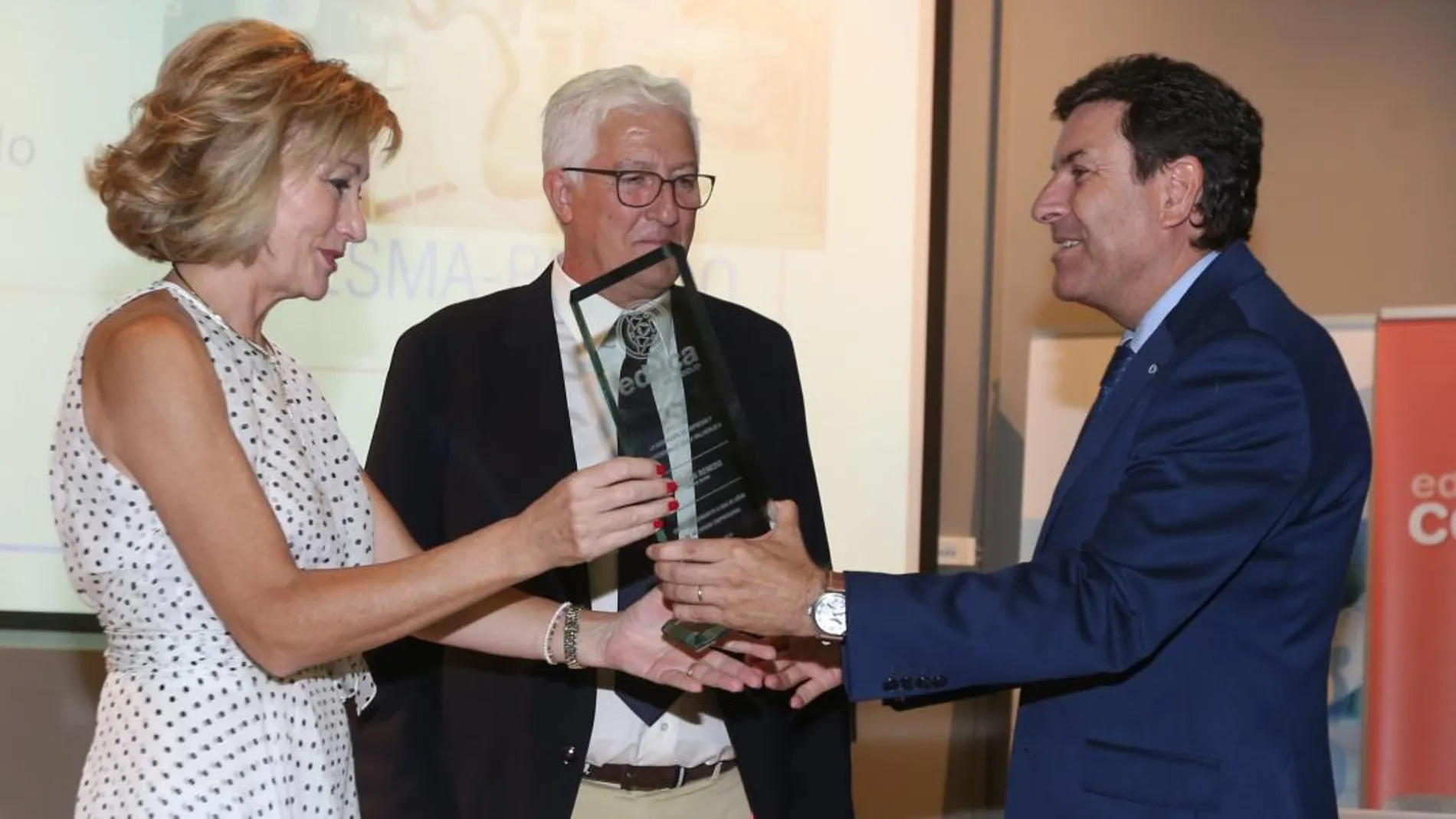 Carlos Fernández Carriedo (D), entrega un premio a Mercedes Renedo (I) y Juan Angel Ledesma (C), de Clínica Dental Ledesma Renedo