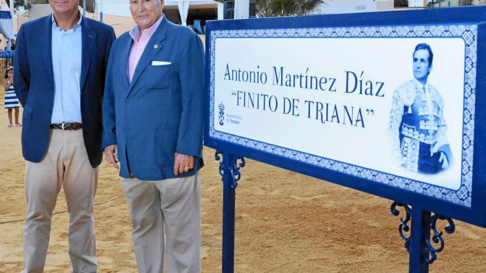 El alcalde José Luis Sanz y Antonio Martínez, junto a su calle