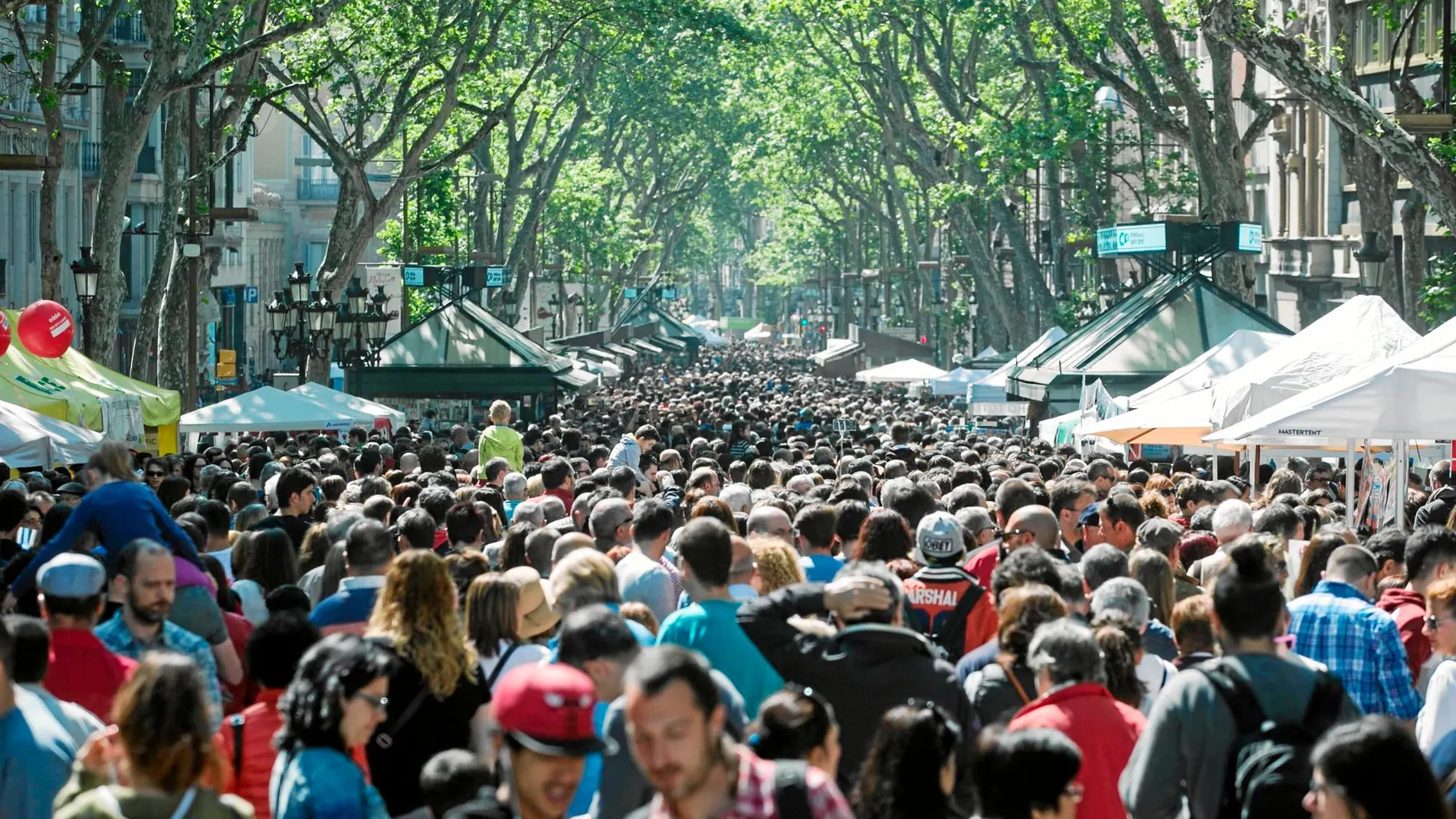 La Rambla siempre presenta un aspecto formidable en el Día del Libro