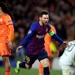 Messi celebra uno de los dos goles que marcó al Lyon