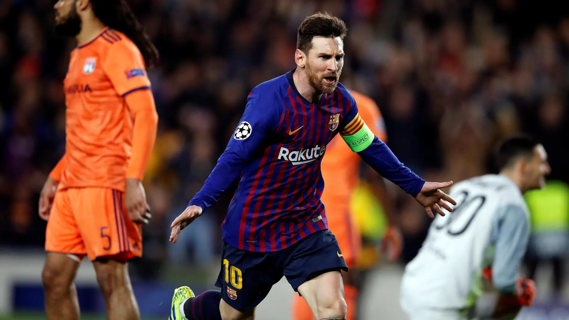 Messi celebra uno de los dos goles que marcó al Lyon