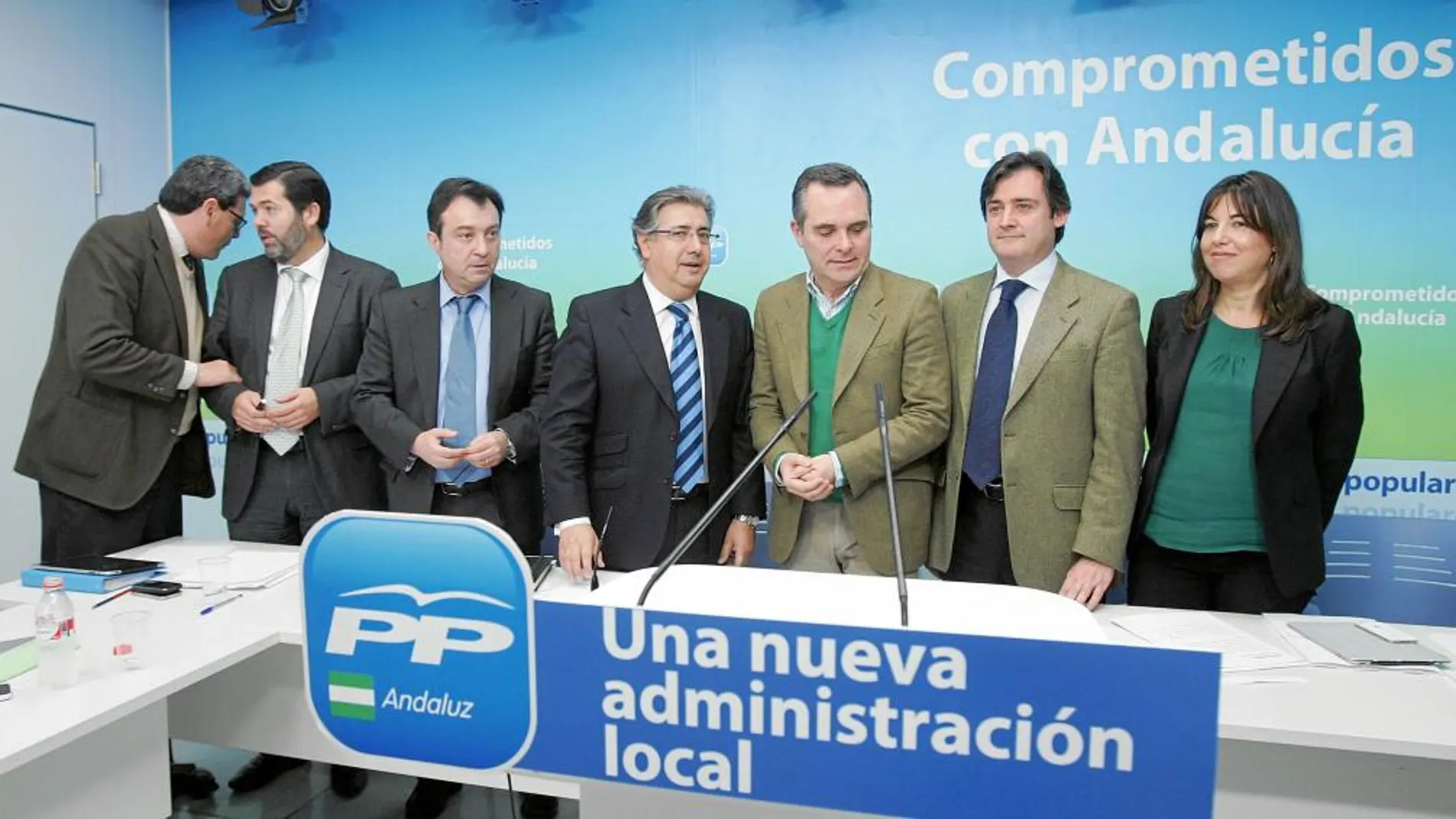 El líder del PP-A, Juan Ignacio Zoido, abordó con los alcaldes de la provincia de Sevilla la reforma de la Administración local