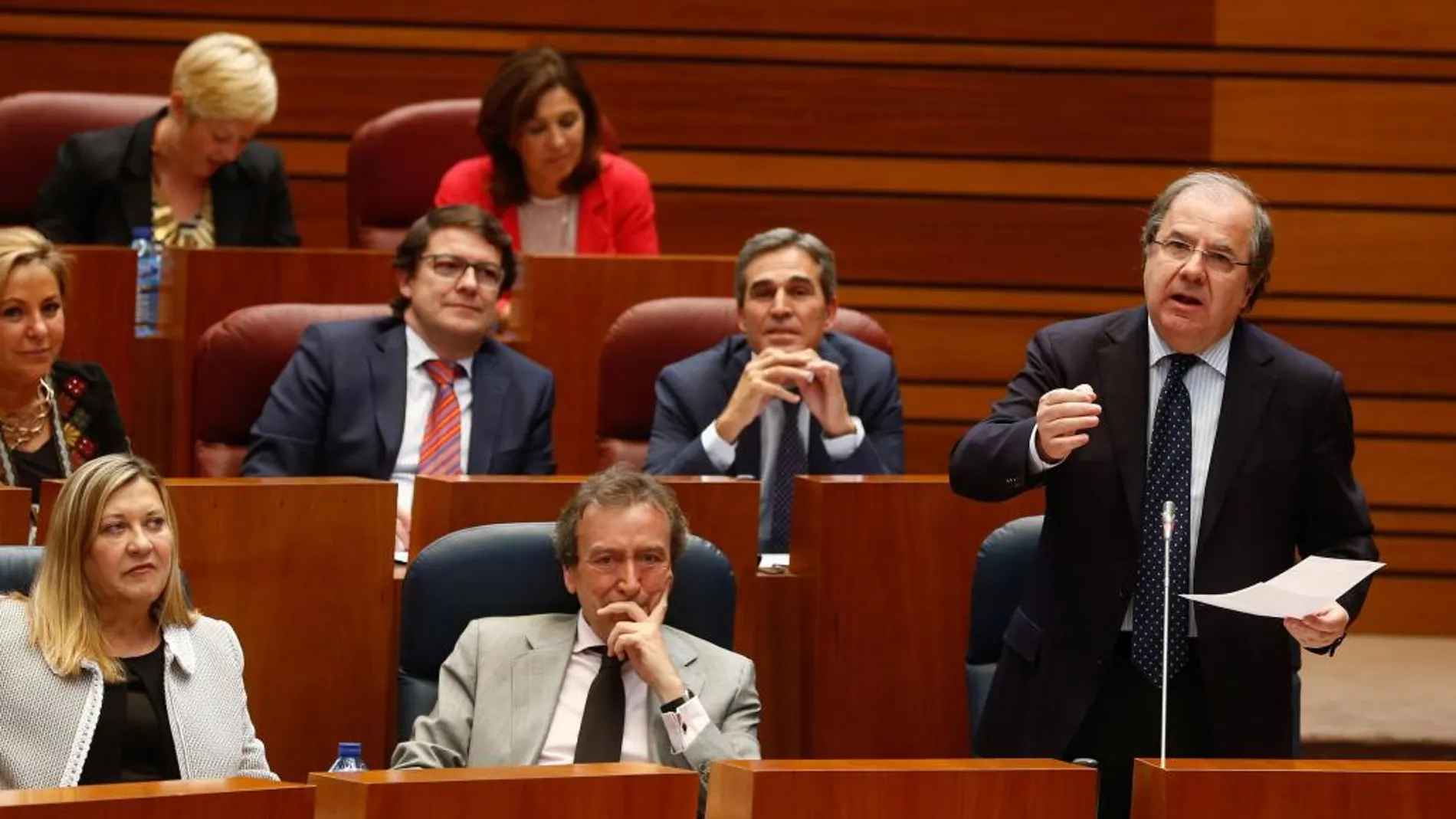 El presidente Juan Vicente Herrera, en una de sus últimas intervenciones en el Pleno de las Cortes