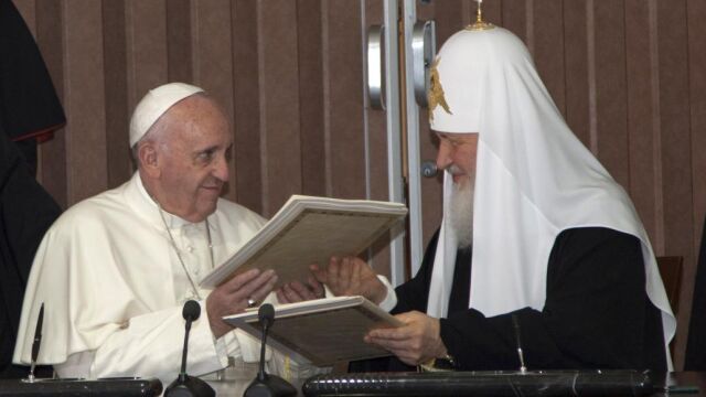 El Papa Francisco con el patriarca ortodoxo ruso Kiril en el aeropuerto internacional José Martí de La Habana