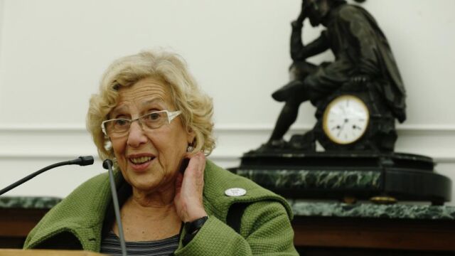 La Alcaldesa de Madrid, Manuela Carmena, durante la rueda de prensa posterior a la reunión con el Ministro de Hacienda, Cristobal Montoro