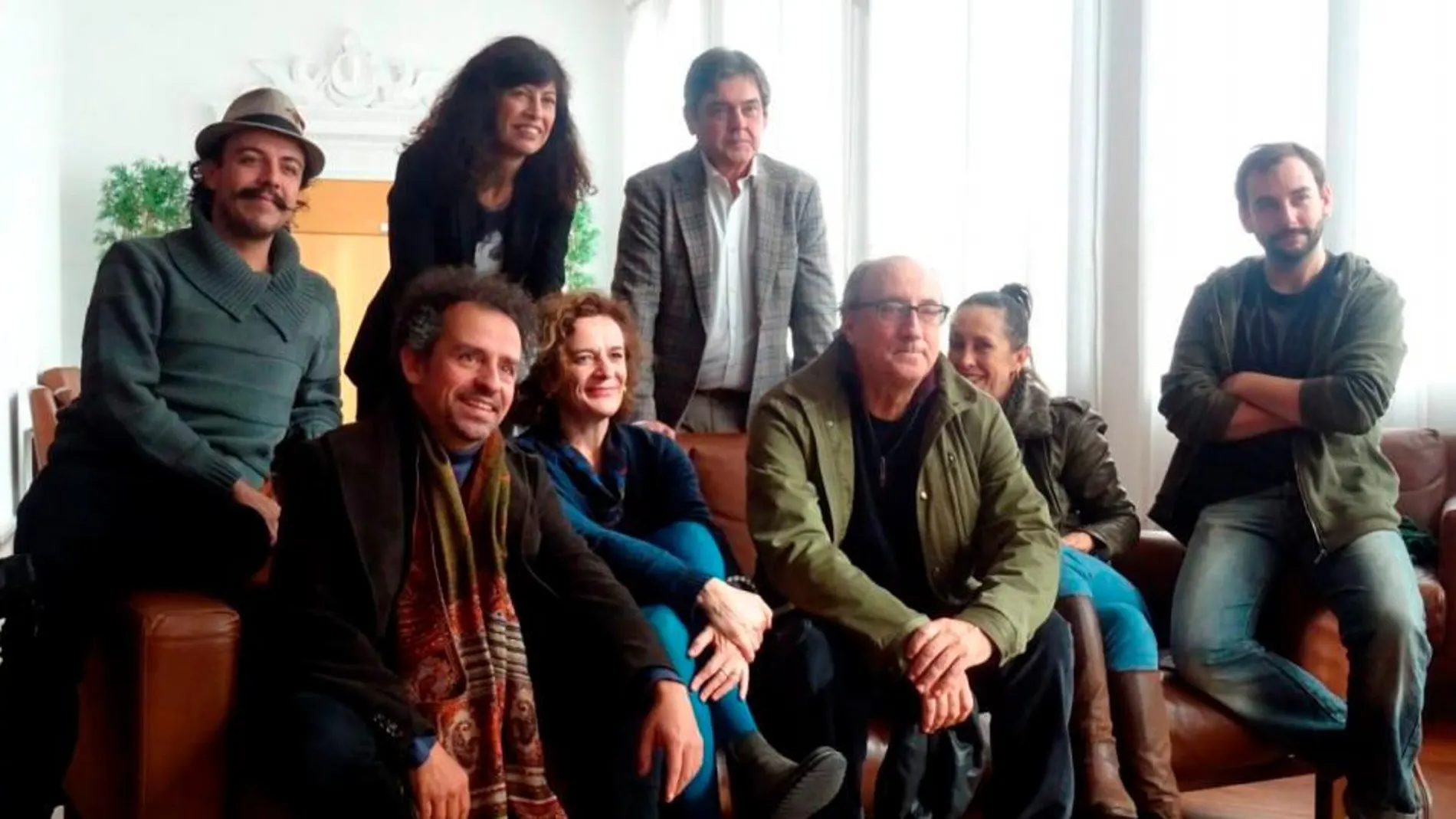 Foto de familia de Els Joglars con la concejal Ana Redondo y José María Viteri