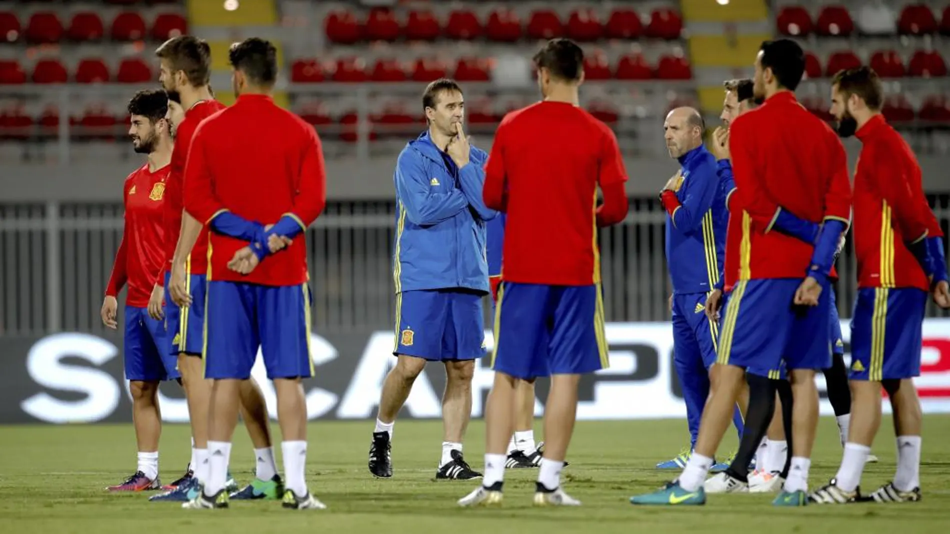 El entrenador de la selección española de fútbol, Julen Lopetegui (c), durante el entrenamiento de hoy