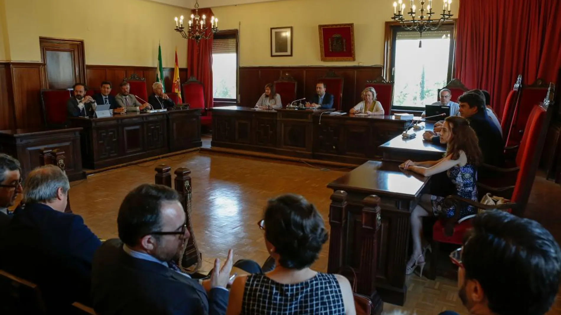 Reunión ayer de los tres magistrados que componen el Tribunal y los abogados personados en la pieza