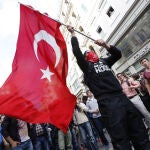 Un manifestante agita una bandera turca durante una protesta en el centro de Estambul / Reuters