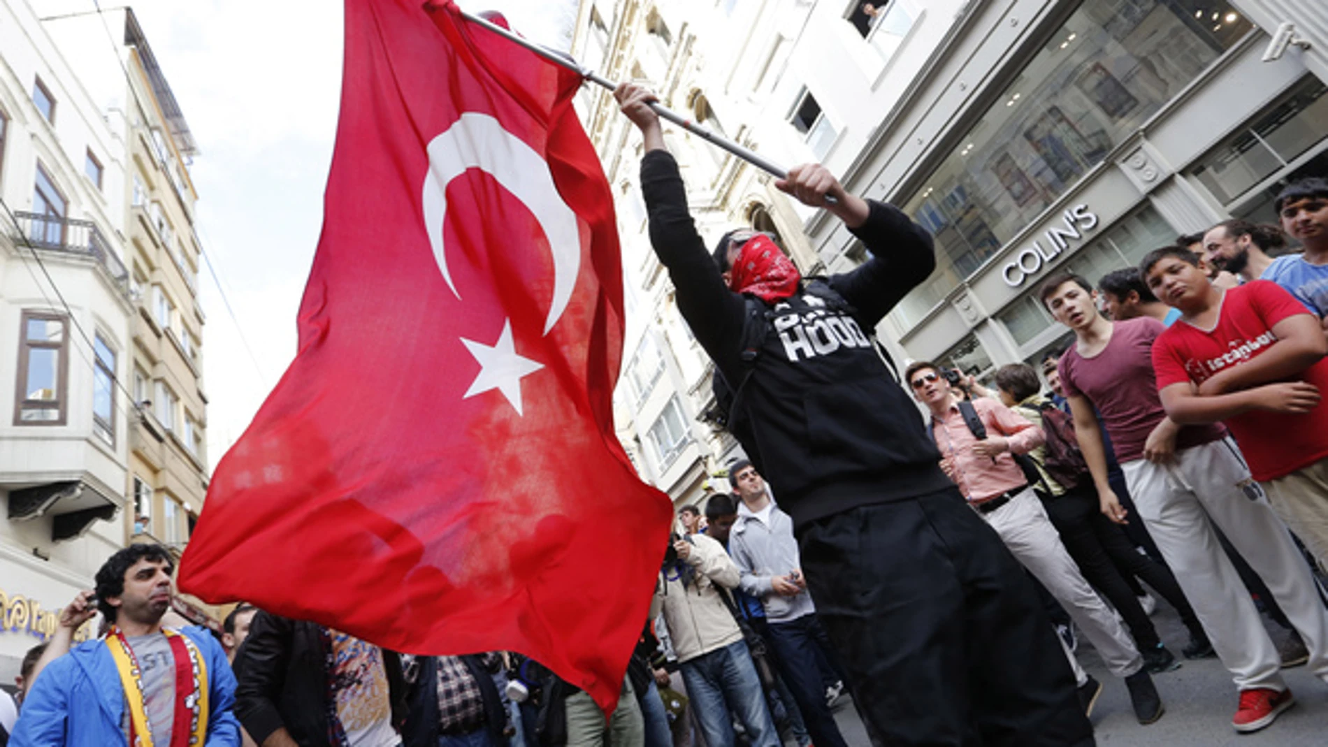 Un manifestante agita una bandera turca durante una protesta en el centro de Estambul / Reuters