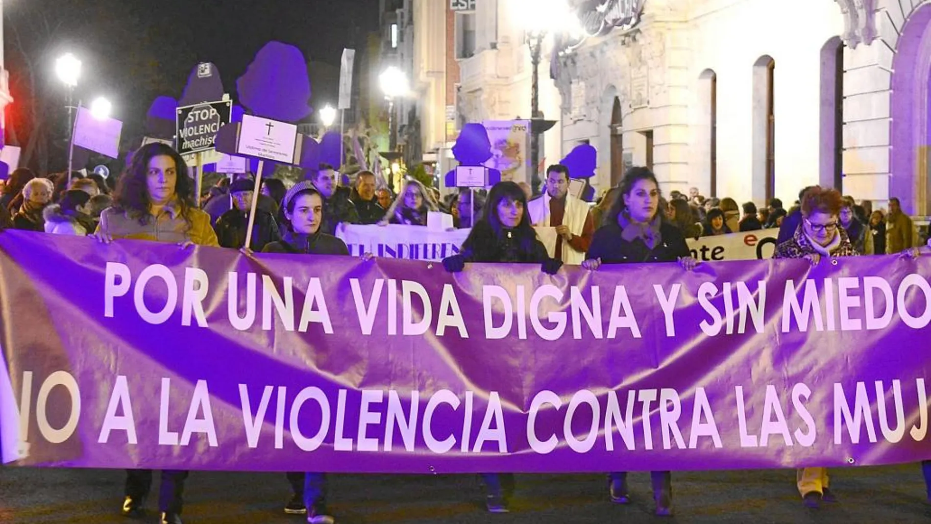 Concentración contra la violencia doméstica por las calles de Burgos