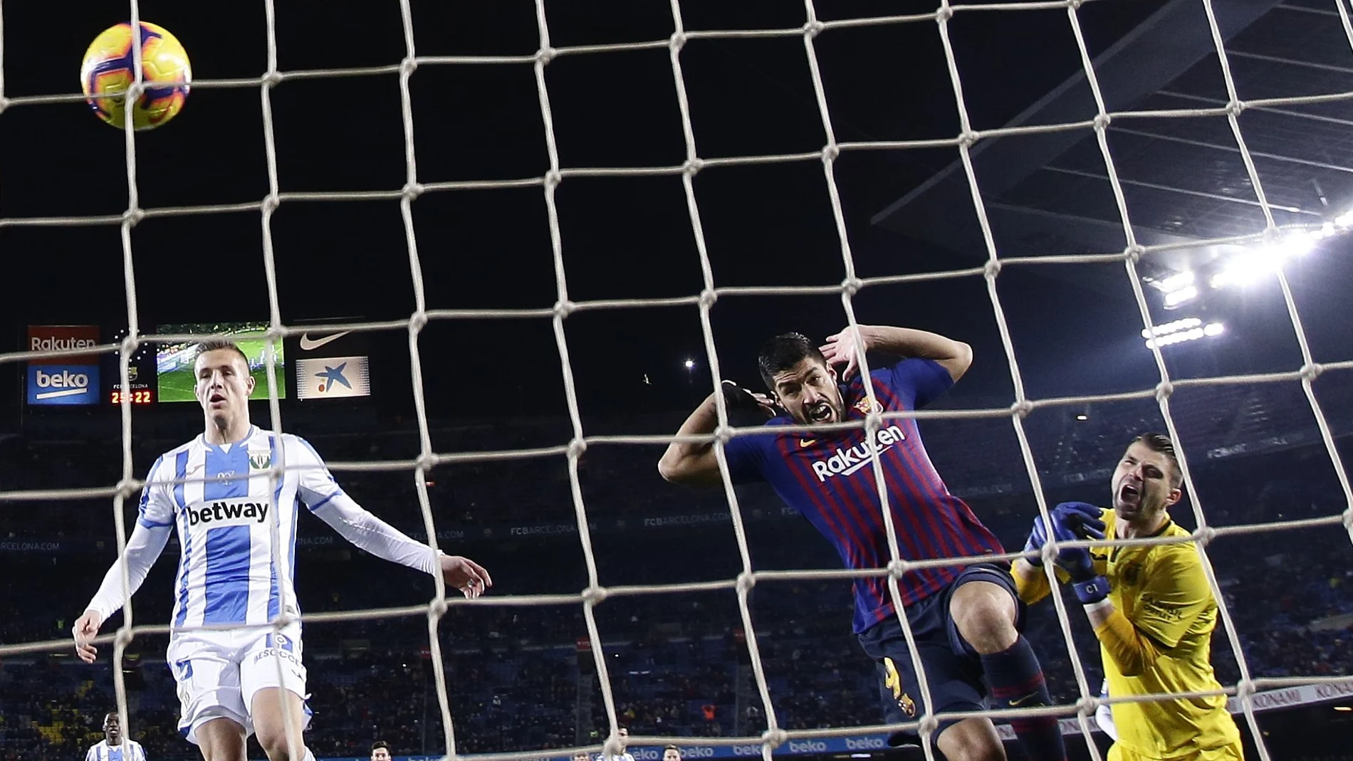 Suárez marca el segundo tanto del Barcelona mientras Cuéllar, detrás, se queja
