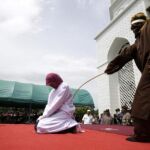 Mujer azotada por incumplir la Sharia