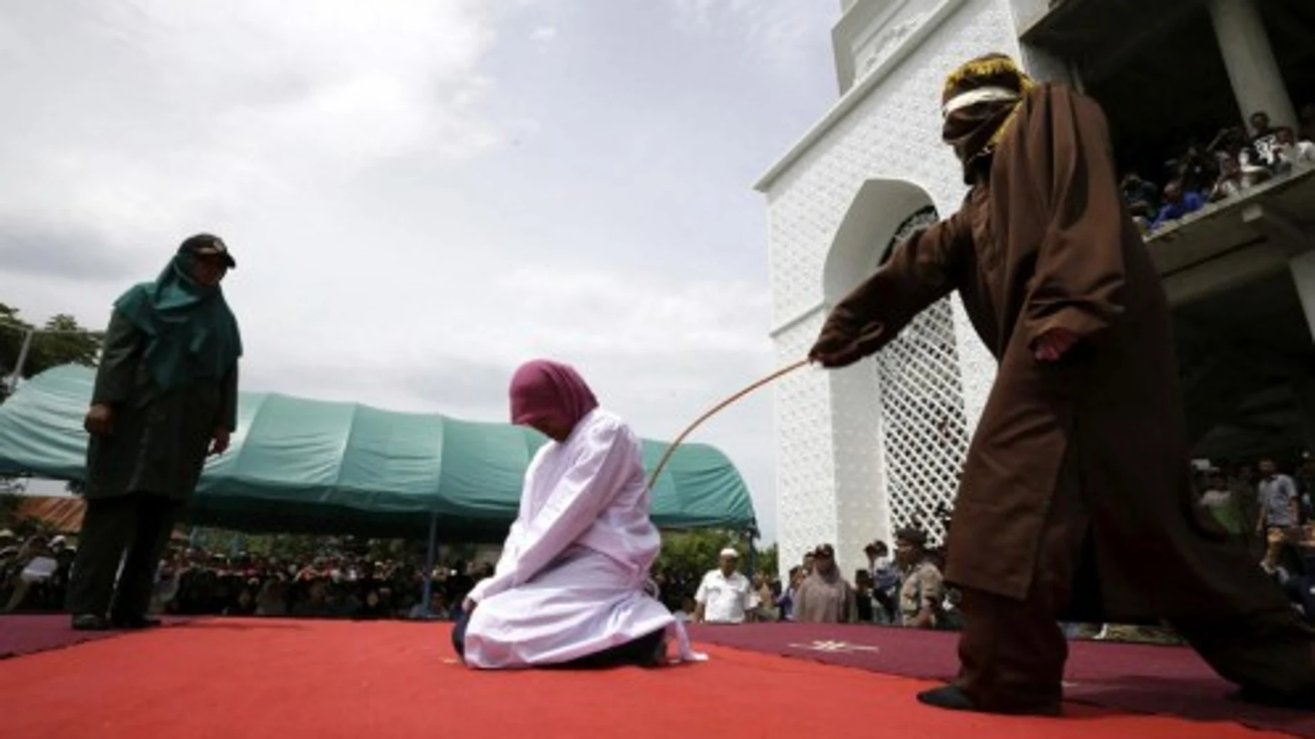 Mujer azotada por incumplir la Sharia
