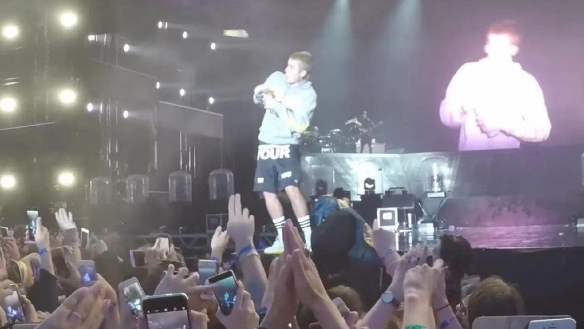 Justin Bieber recibe un botellazo en un concierto en Estocolmo