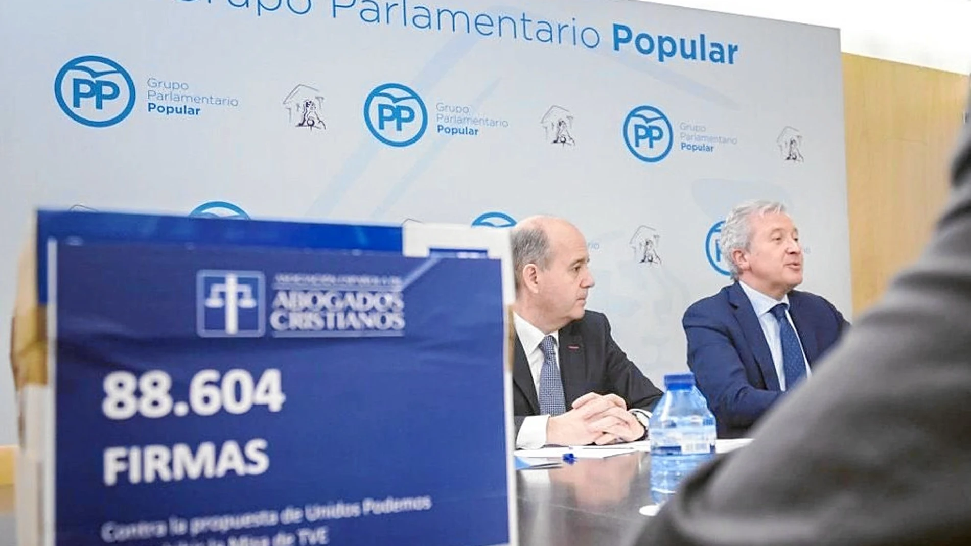 Los diputados del PP, Ramón Moreno (izda.), y Emilio del Río