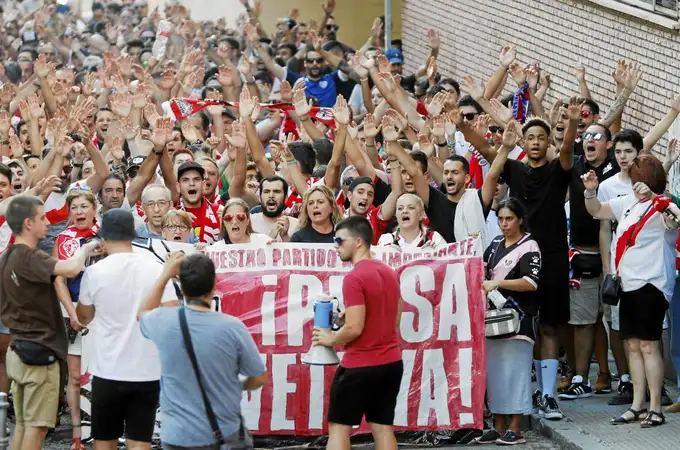 La afición del Rayo forma una cadena humana para exigir que el estadio siga estando en Vallecas
