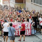 Los aficionados del Rayo Vallecano protestaron por la «dejadez» en la que se encuentra el estadio y no dejaron de corear el mítico «Vamos Rayito»