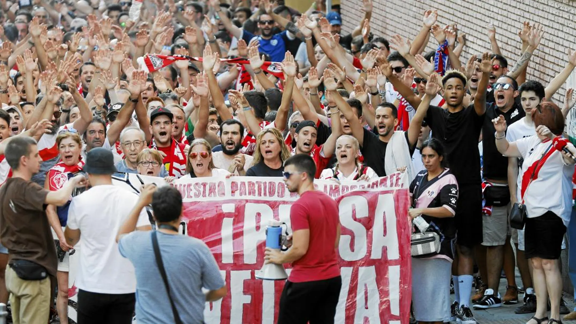 Los aficionados del Rayo Vallecano protestaron por la «dejadez» en la que se encuentra el estadio y no dejaron de corear el mítico «Vamos Rayito»