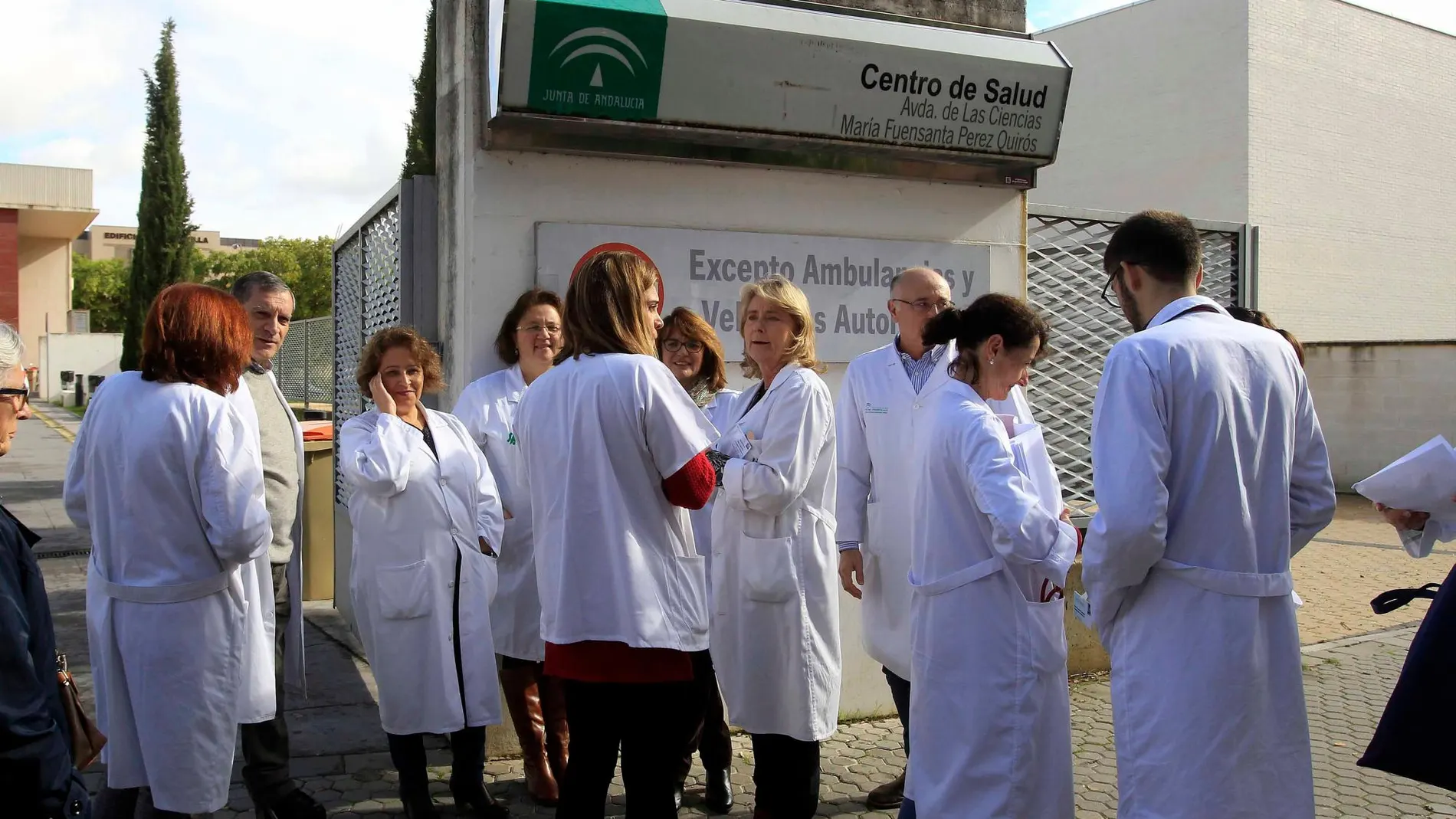 Concentración de médicos en un centro de salud de Sevilla / Foto: Manuel Olmedo