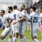 El delantero francés del Real Madrid Karim Benzema celebra con sus compañeros el segundo gol ante el Eibar