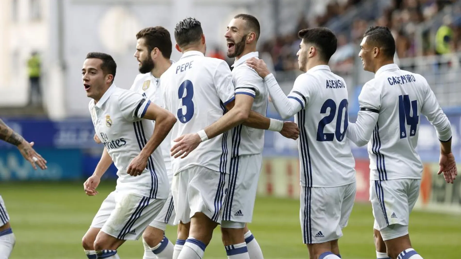 El delantero francés del Real Madrid Karim Benzema celebra con sus compañeros el segundo gol ante el Eibar