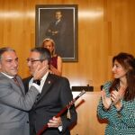 Elías Bendodo felicita a Francisco Salado tras entregarle el bastón de mando