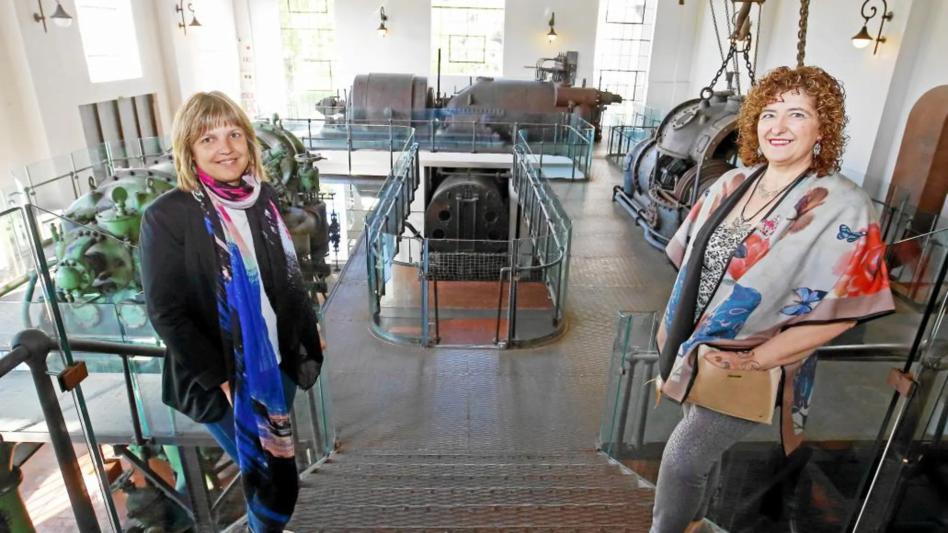 La presidenta de la Asociación de Déficit de Atención con o sin Hiperactividad del Bierzo (Adahbi), Ana Lera, junto a la directora del Museo de la Energía de Ponferrada, Yasodhara López