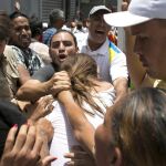 Una "chavista"tira del pelo a una "opositora"a las puertas de los juzgados