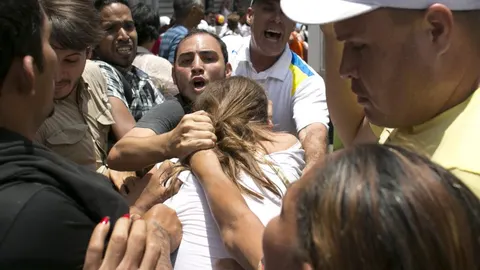 Una "chavista"tira del pelo a una "opositora"a las puertas de los juzgados
