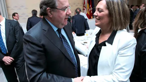 saluda cariñosamente a la consejera de Agricultura y Ganadería, Milagros Marcos, tras su intervención en el foro Nueva Economía Fórum