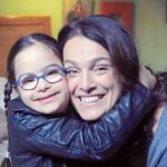 Una de las menores protagonistas del vídeo, abrazando a su madre